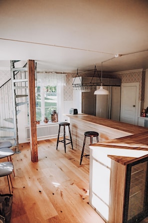 Double or Twin Room | Private kitchen | Full-size fridge, microwave, oven, stovetop