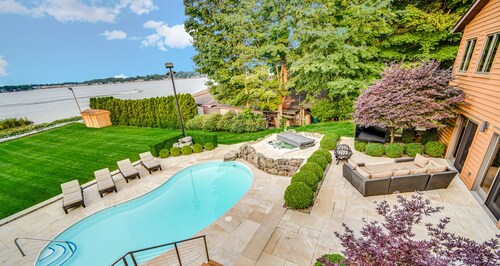 Lakefront Tech-savvy Home with Pool & Hot Tub