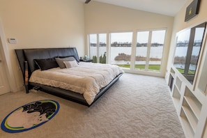 4 bedrooms, iron/ironing board, free WiFi, bed sheets - Lakefront Tech-savvy Home with Pool & Hot Tub (La Porte)