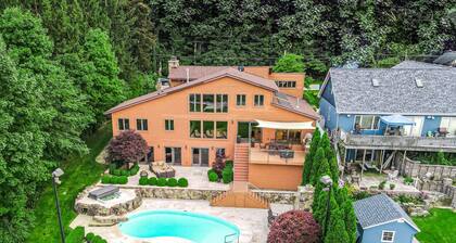 Lakefront Tech-savvy Home with Pool & Hot Tub