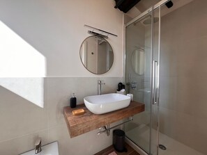 Bruser, hårtørrer, bidet, håndklæder