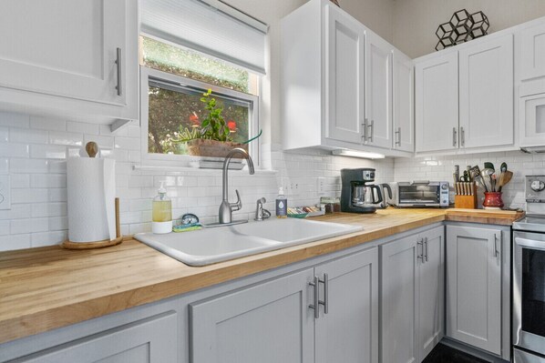 Kylskåp, mikrovågsugn, ugn och spishäll