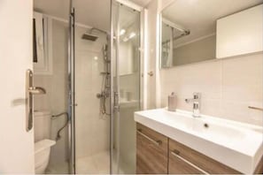 ヘアドライヤー、タオル、石鹸、トイレットペーパー