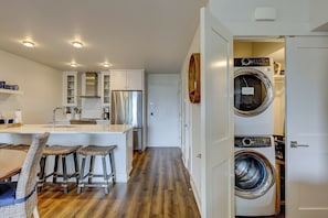 Fridge, microwave, stovetop, dishwasher - Sunset Rentals- 682 Mariners Way (Hilton Head Island)