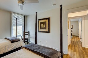 2 عدّة غرف نوم ومكواة/لوح كي وخدمة الإنترنت وملاءات أسرّة