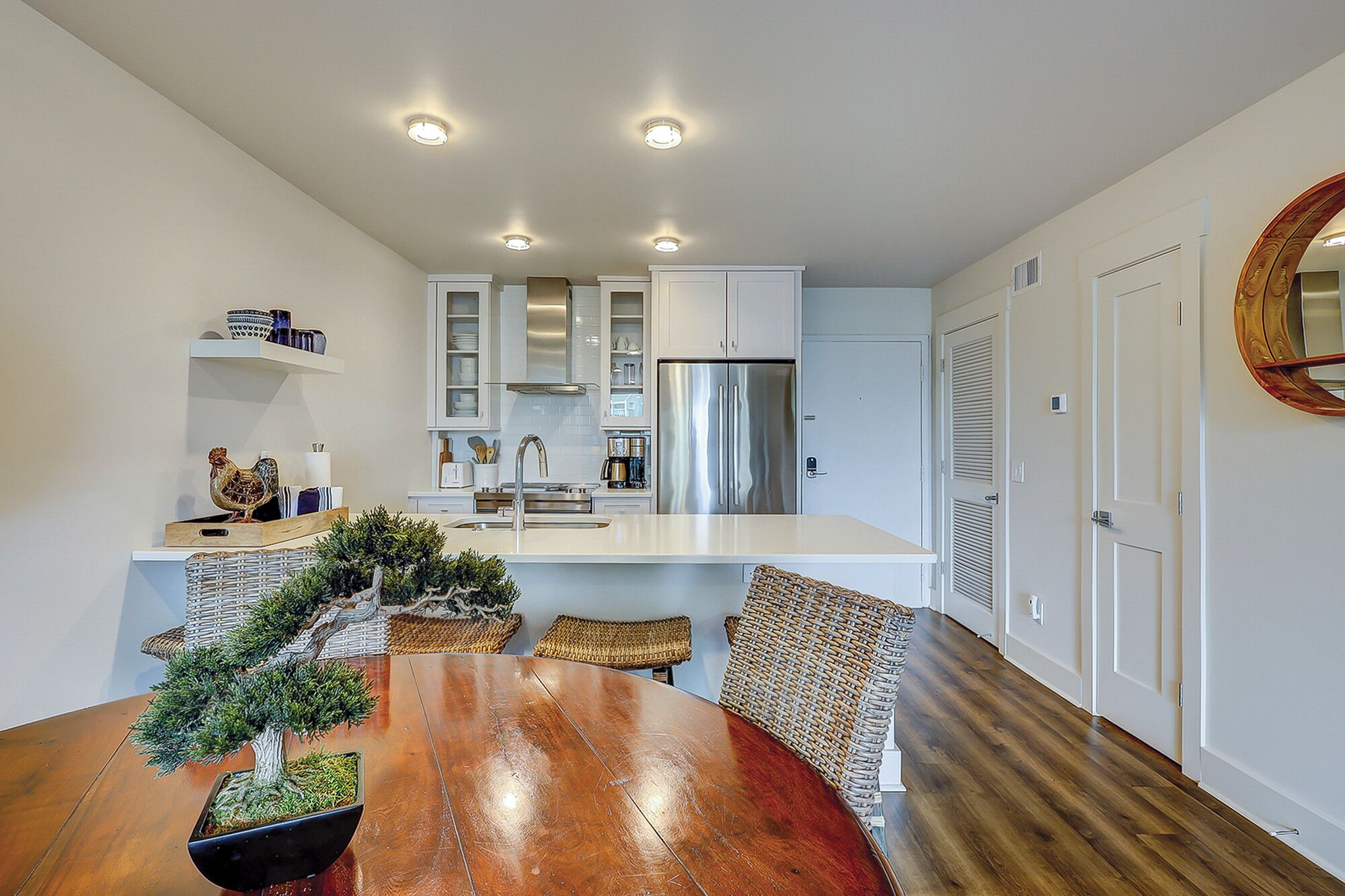 Frigorifero, microonde, piano cottura, lavastoviglie