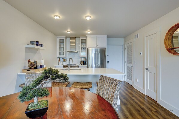 ثلاجة، ميكروويف، موقد طهي مسطح، غسالة أطباق