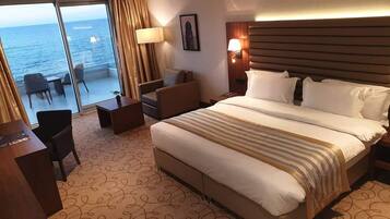 Double or Twin Room | Desk, laptop workspace, blackout curtains, free WiFi