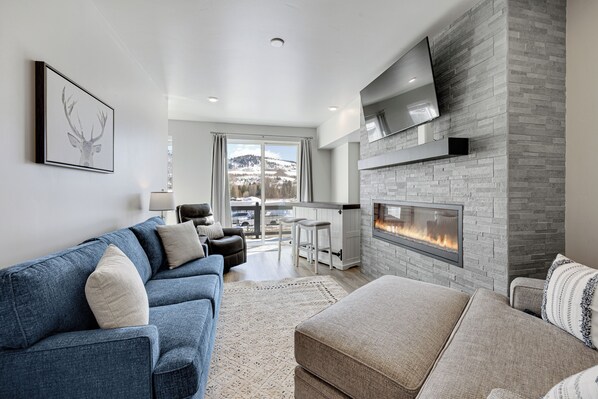 Una televisión, una chimenea