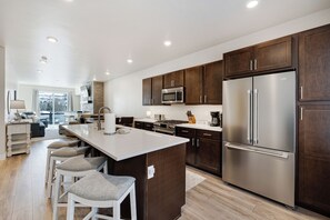 Frigorífico, microondas, horno y placa de cocina