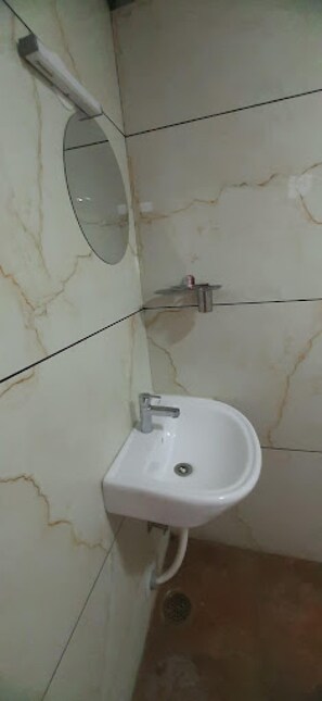 Shower, rainfall showerhead, free toiletries, towels - Lakshmi Residency By Sky Inn (Hosur)