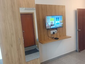 Desk, free WiFi, bed sheets - Lakshmi Residency By Sky Inn (Hosur)