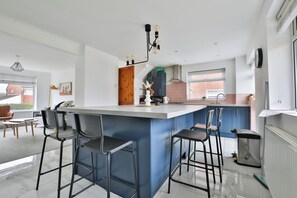 Comfort House, 3 Bedrooms | Private kitchen - 3 Bed House with Private Parking (Barry)