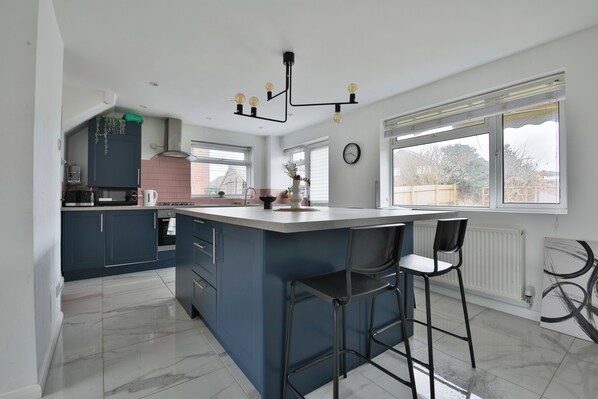 Comfort House, 3 Bedrooms | Private kitchen - 3 Bed House with Private Parking (Barry)