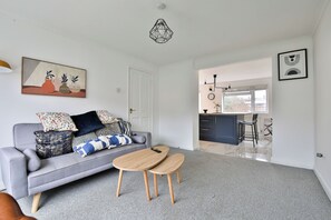 Comfort House, 3 Bedrooms | Living area - 3 Bed House with Private Parking (Barry)