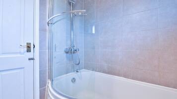 Comfort House, 3 Bedrooms | Bathroom | Shower, free toiletries, hair dryer, towels
