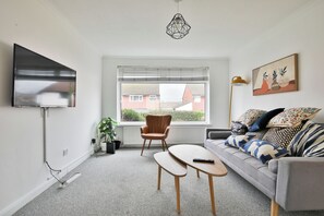 Living area - 3 Bed House with Private Parking (Barry)