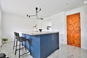 Comfort House, 3 Bedrooms | Private kitchen - 3 Bed House with Private Parking (Barry)