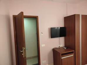 Standard Double Room | Premium bedding, iron/ironing board, free WiFi, bed sheets - Apollo Guest House (Mumbai)