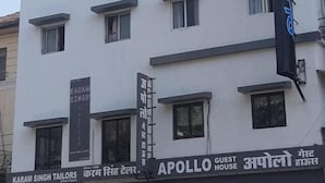 A building with multiple windows and signs for 'Karam Singh Tailors' and 'Apollo Guest House'. - Apollo Guest House – Colaba Causeway (Mumbai)