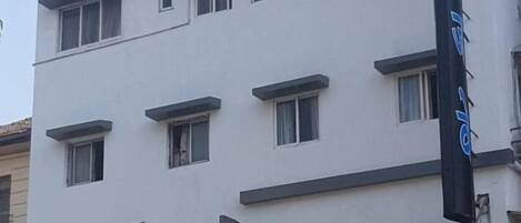 Fassade der Unterkunft – Abend/Nacht