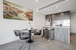 Dining - 1 minutes' walk to Sydney Olympic Stadium (Lidcombe)