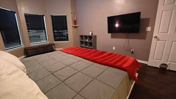 4 makuuhuonetta, työpöytä, silitysrauta/-lauta, Wi-Fi