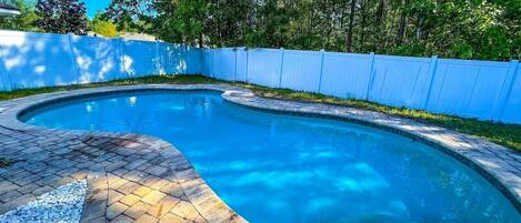 Utomhuspool och uppvärmd pool