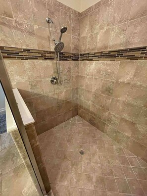 Ducha, secador de pelo, toallas y jabón