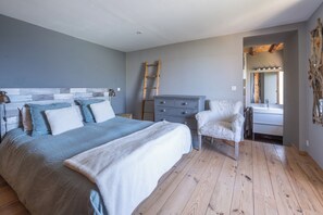 3 bedrooms, iron/ironing board, WiFi - L'Oisans Bleu - Village house with terrace and garden (Huez)