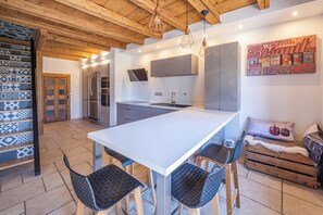 Private kitchen - L'Oisans Bleu - Village house with terrace and garden (Huez)