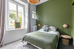8 bedrooms, iron/ironing board, WiFi, bed sheets