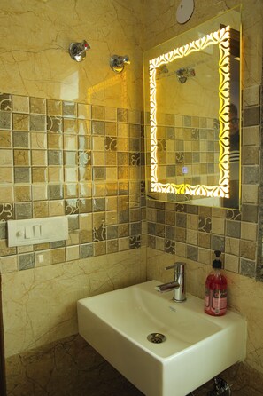 Suite Confort | Baño | Regadera, pantuflas, toallas, jabón
