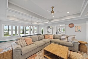 Living area - Sleeps 16+ Lakefront (Eatonton)