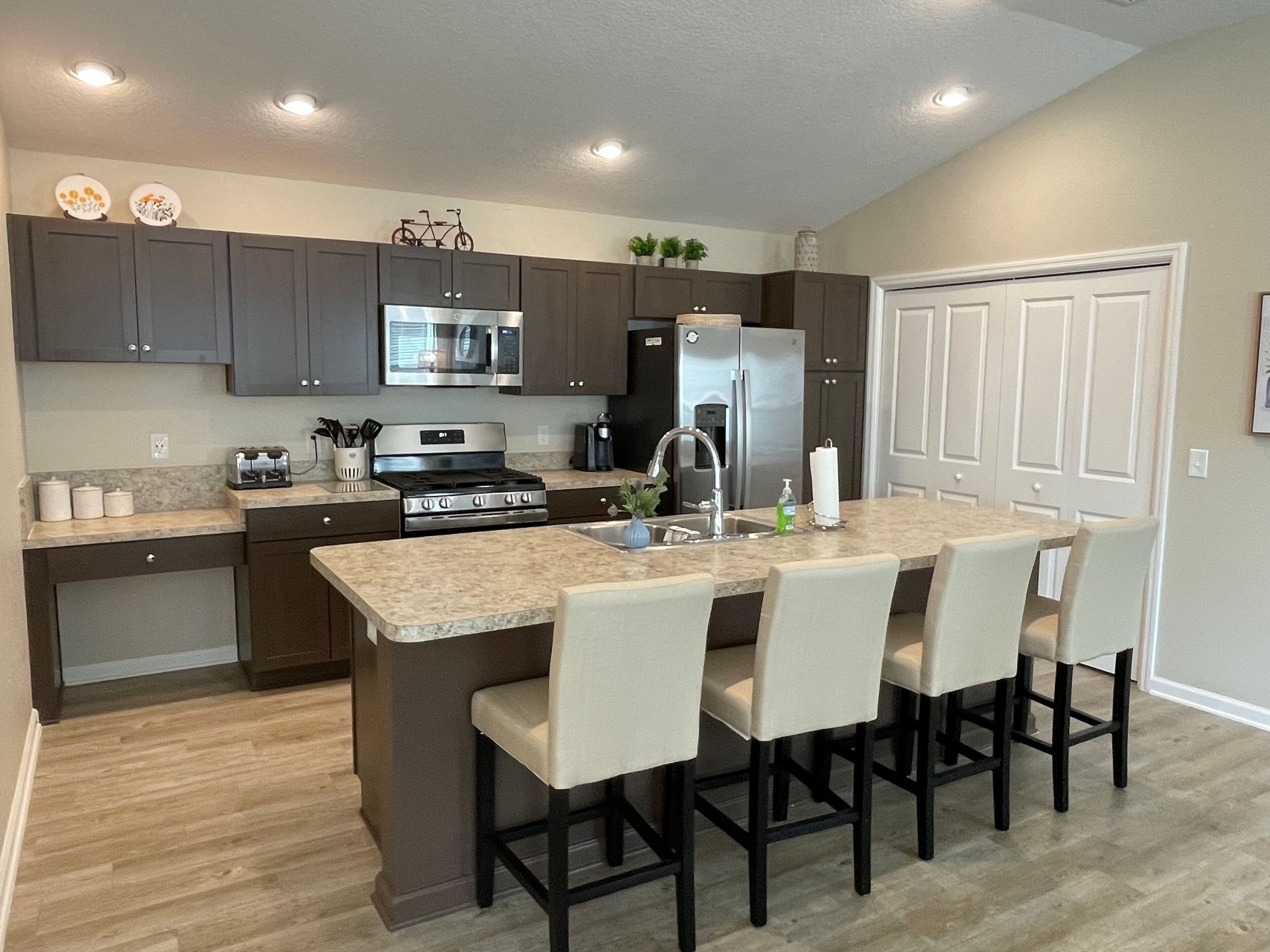 Kühlschrank, Mikrowelle, Ofen, Herdplatte