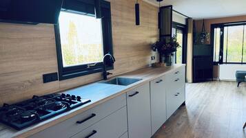 Een koelkast, een magnetron, een oven, een kookplaat