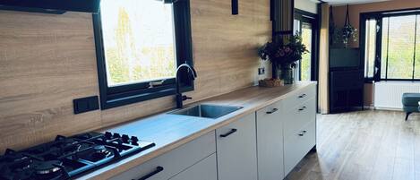 Jääkaappi, mikroaaltouuni, uuni, liesi