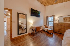 Casa, várias camas, varanda, vista para a montanha (Flathead River Retreat) | 4 quartos, individualmente decorados, individualmente mobiliados