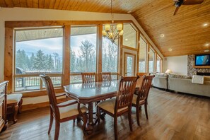 Casa, várias camas, varanda, vista para a montanha (Flathead River Retreat) | Opções para refeição