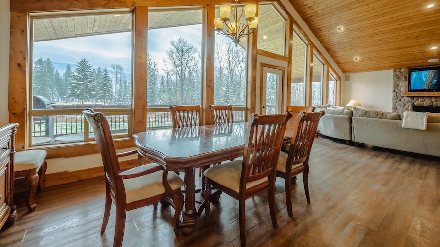 Flathead River Retreat For 15!