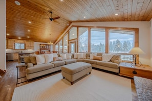 Casa, varias camas, patio, vista a la montaña (Flathead River Retreat) | Área de sala de estar | Televisión de pantalla plana de 55 pulgadas con canales digitales 