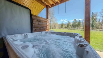 Casa, varias camas, patio, vista a la montaña (Flathead River Retreat) | Tina de hidromasaje al aire libre