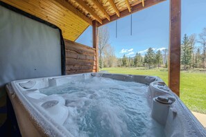 Casa, várias camas, varanda, vista para a montanha (Flathead River Retreat) | Hidromassagem externa