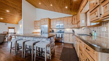 Casa, varias camas, patio, vista a la montaña (Flathead River Retreat) | Cocina privada | Refrigerador, microondas, horno y parrilla de estufa