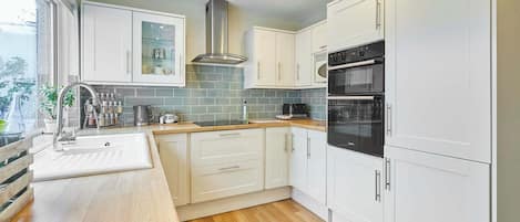 Frigorífico, microondas, horno y placa de cocina