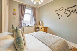 3 habitaciones, tabla de planchar con plancha, cuna de viaje y wifi