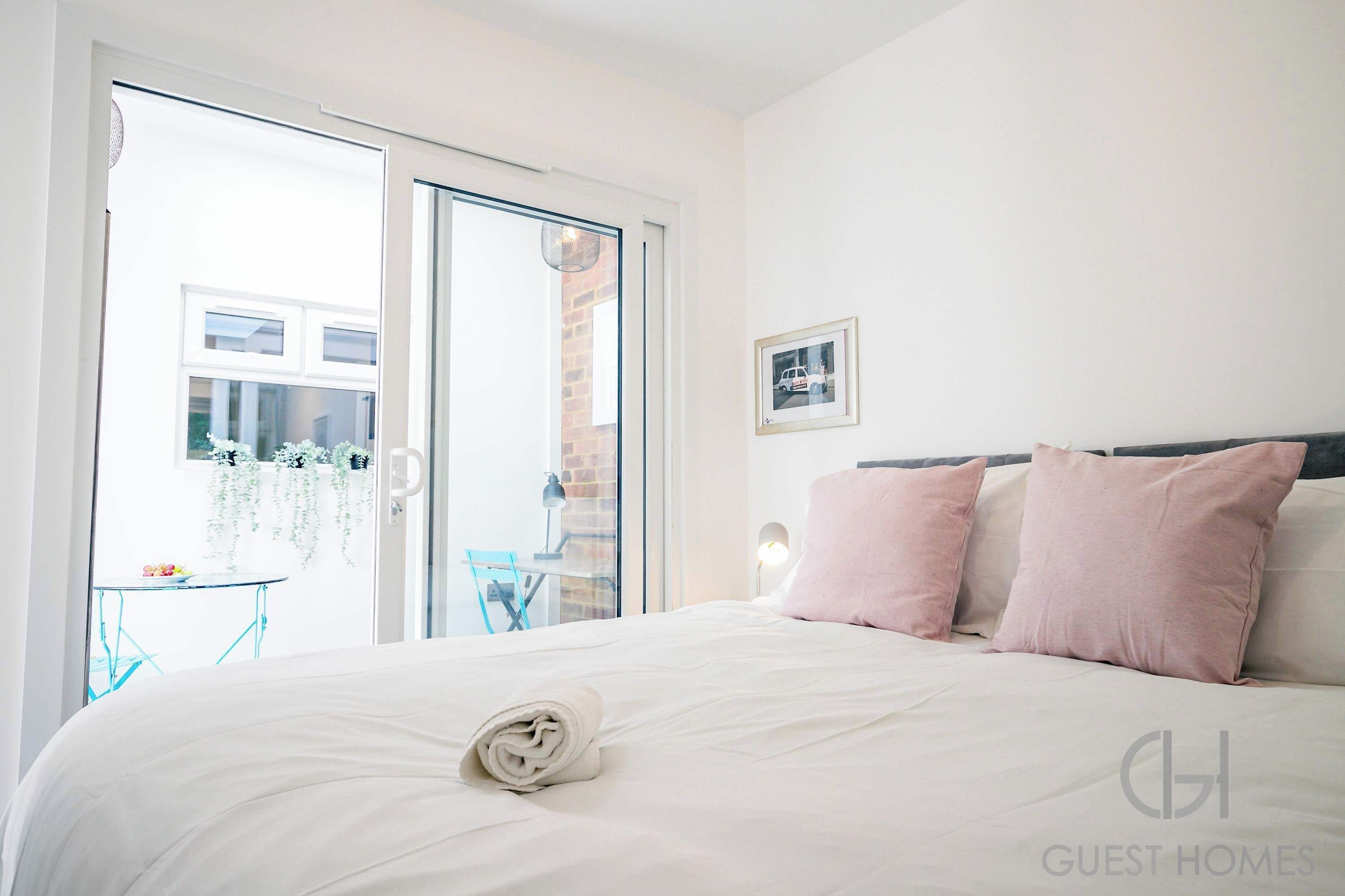 2 bedrooms, desk, iron/ironing board, WiFi