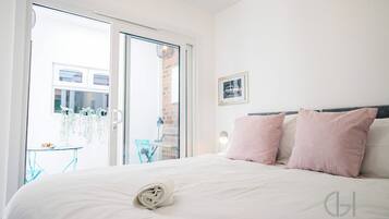 2 bedrooms, desk, iron/ironing board, WiFi