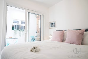2 bedrooms, desk, iron/ironing board, WiFi