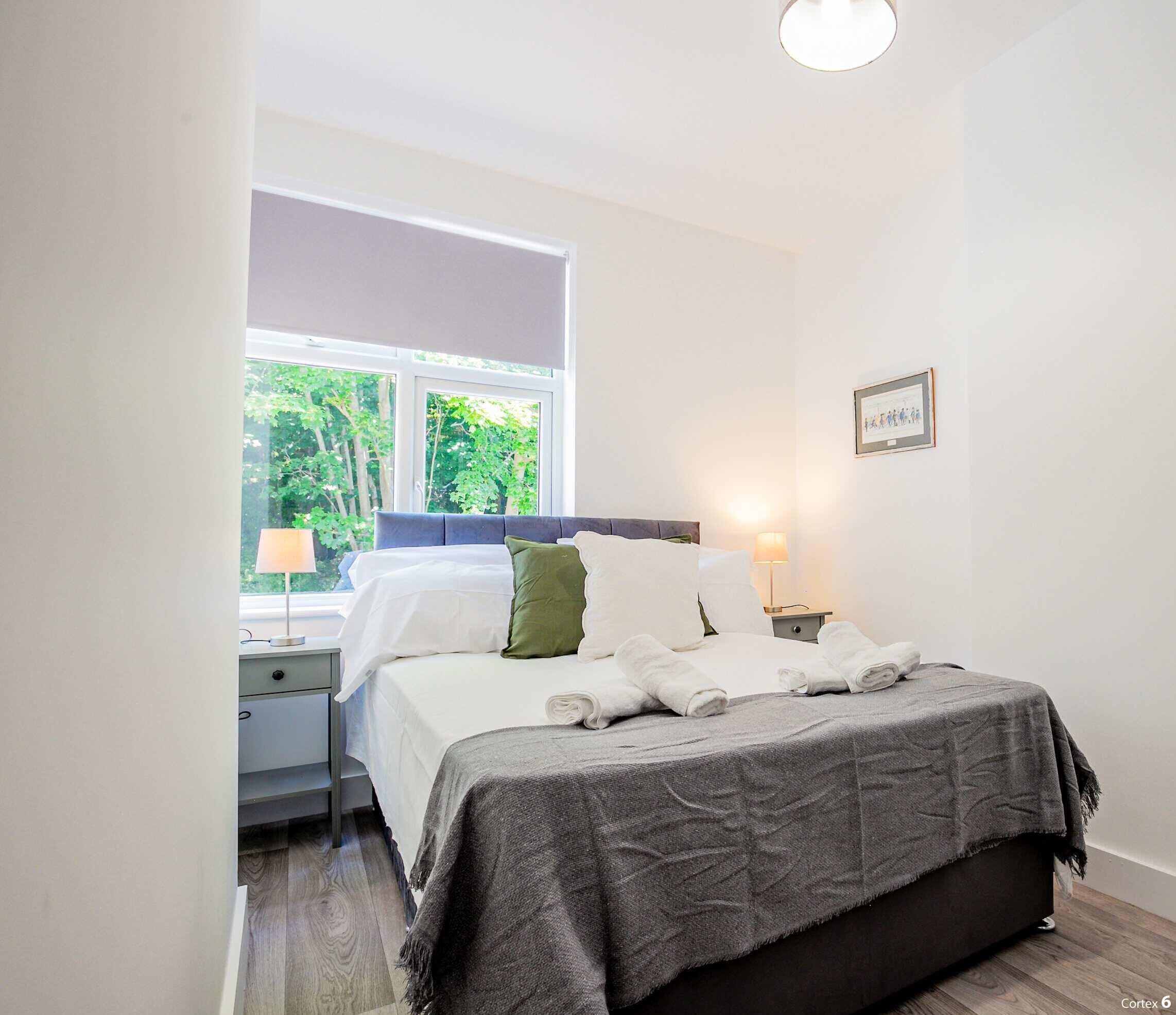 2 bedrooms, desk, WiFi, bed sheets